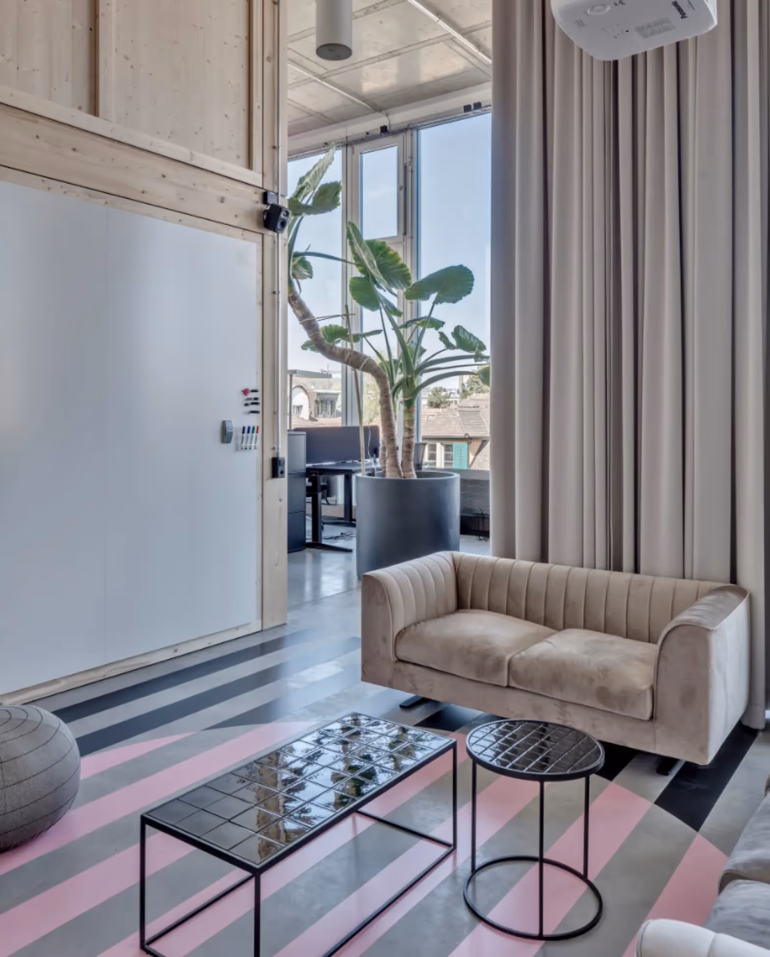 Rosarot Büro Lounge mit beigen Sofas – Werbeagentur Zürich