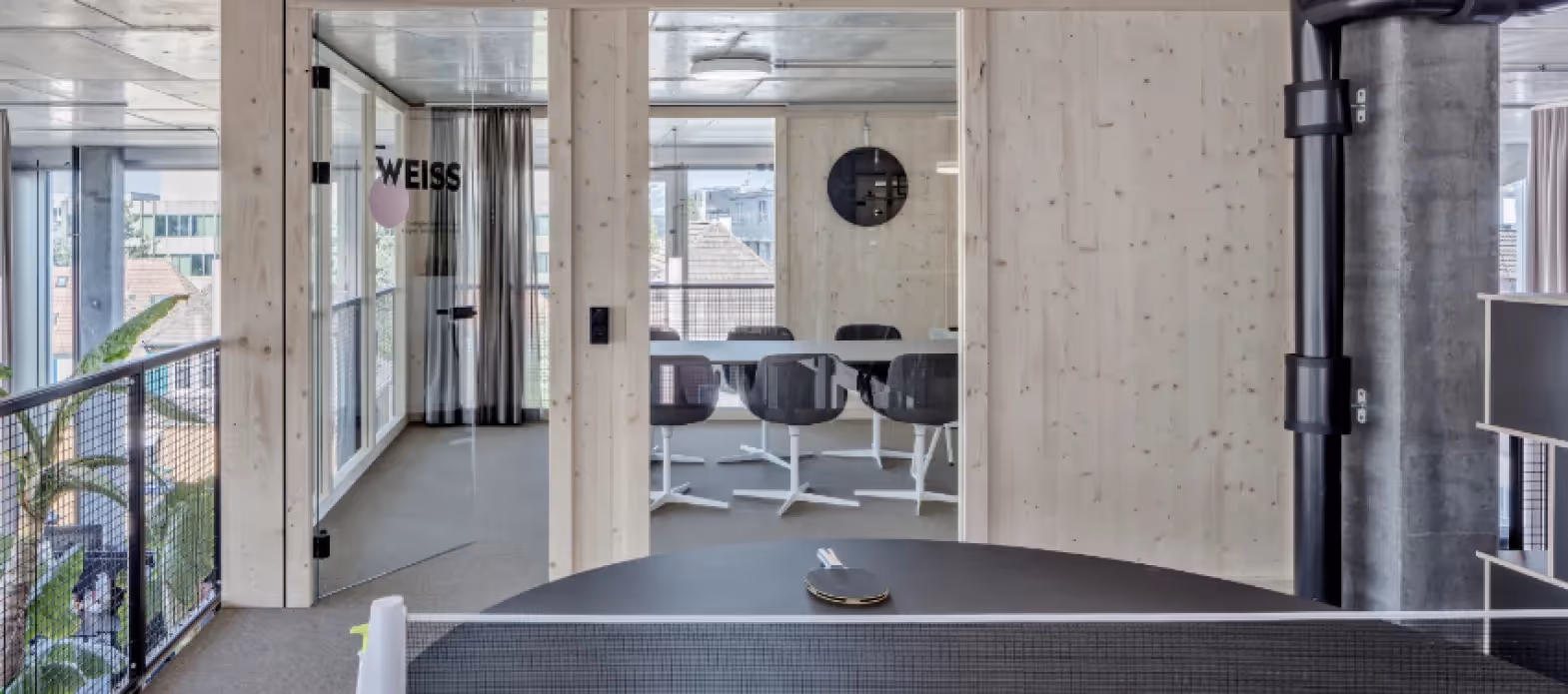 Rosarot Büro mit PingPong Tisch – Werbeagentur Zürich