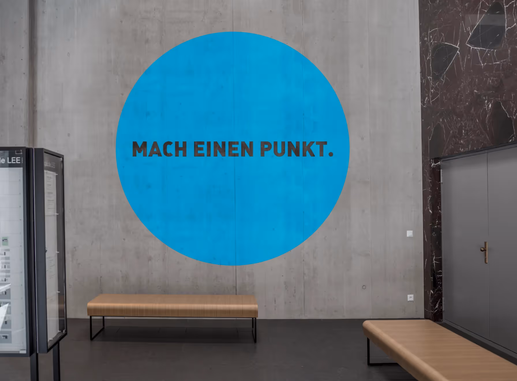 ETH grosser blauer Kleber an der Wand – Werbeagentur Zürich