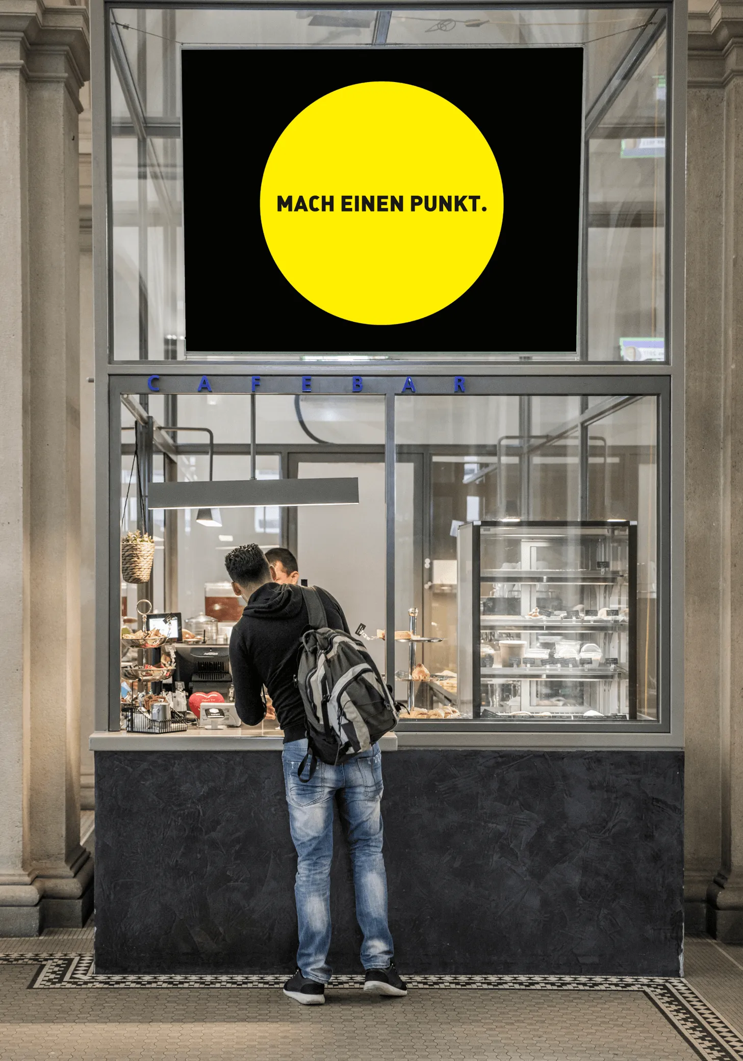 ETH Gelber Kleber oberhalb von einem Mann – Werbeagentur Zürich