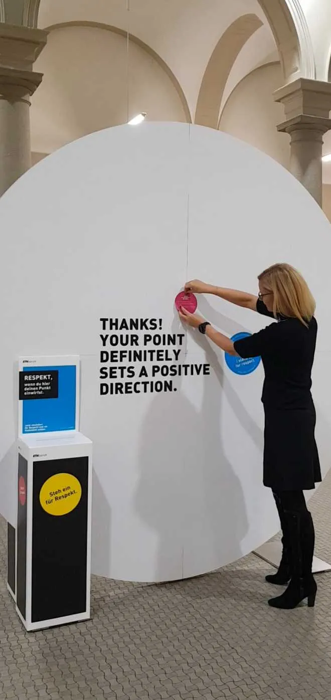 ETH PostIT wird geklebt – Kreativagentur Zürich