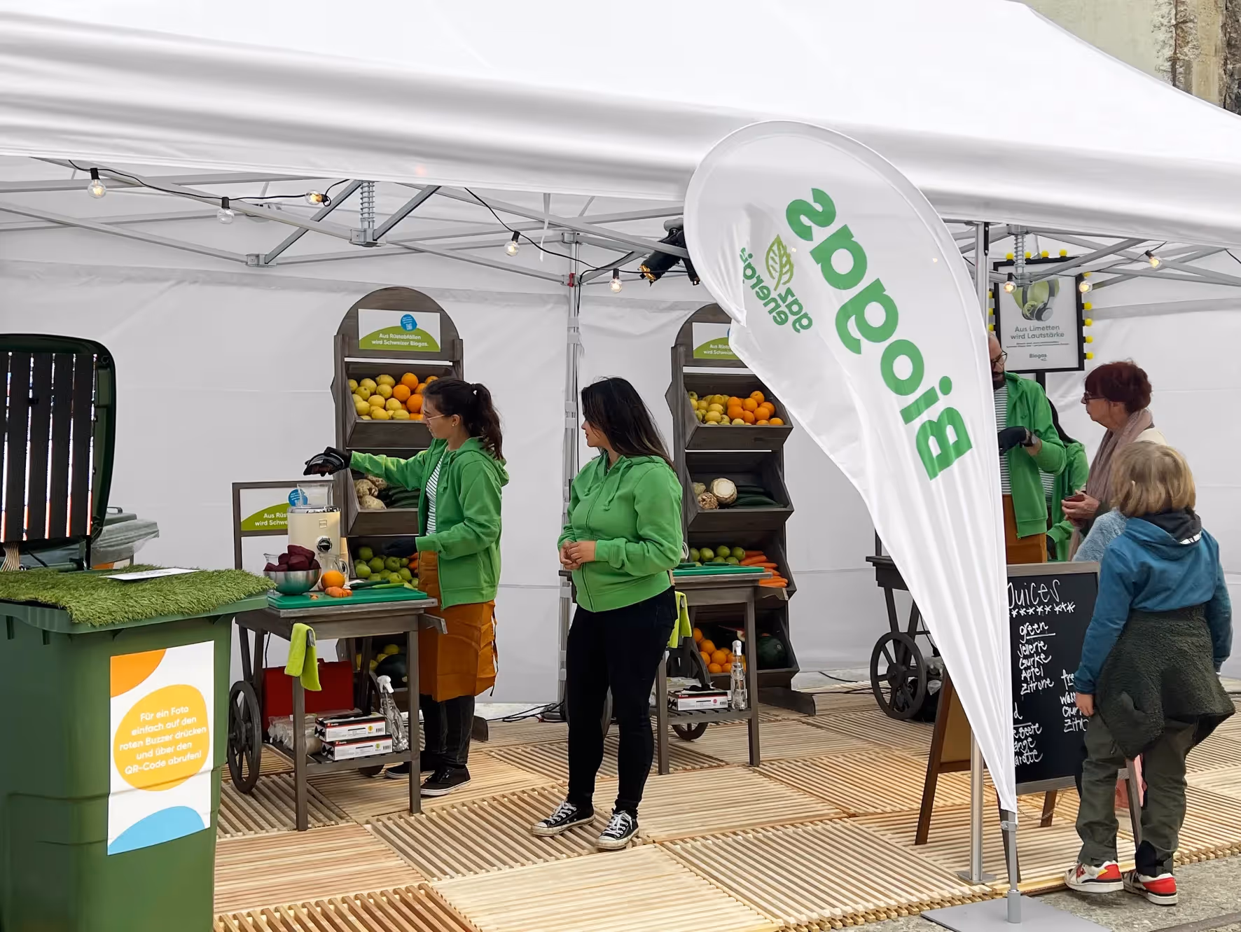 Biogas Messestand mit Besucher – Werbeagentur Zürich