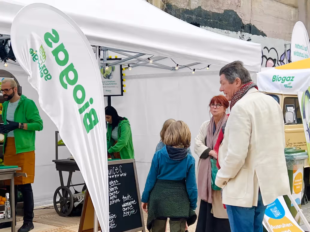 Biogas Event Stand mit Personen – Werbeagentur Zürich
