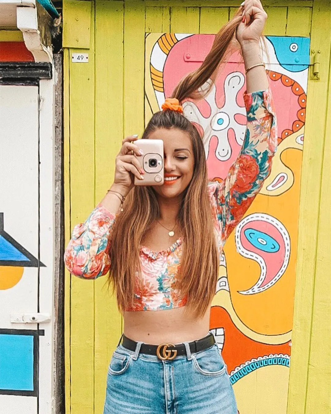 Frau mit Kamera vor dem Gesicht. Influencer Kampagne für Fuji Instax Kamera – Social Media Agentur