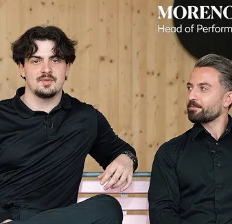 Zwei Männer auf einer Bank erklären SEA & SEO. Moreno und Mauro – Google Ads Agentur