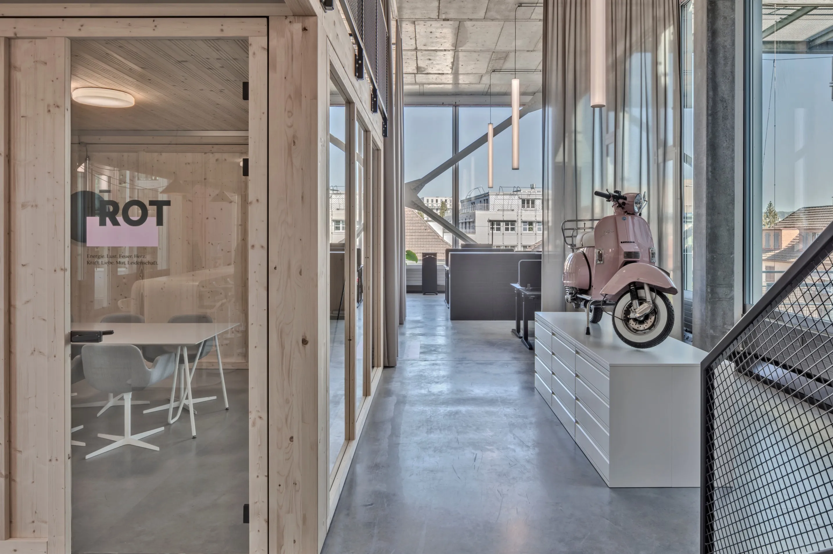 Rosarot Büro mit 5m hohem Raum mit rosaroter Vesta im Büro – Werbeagentur Zürich