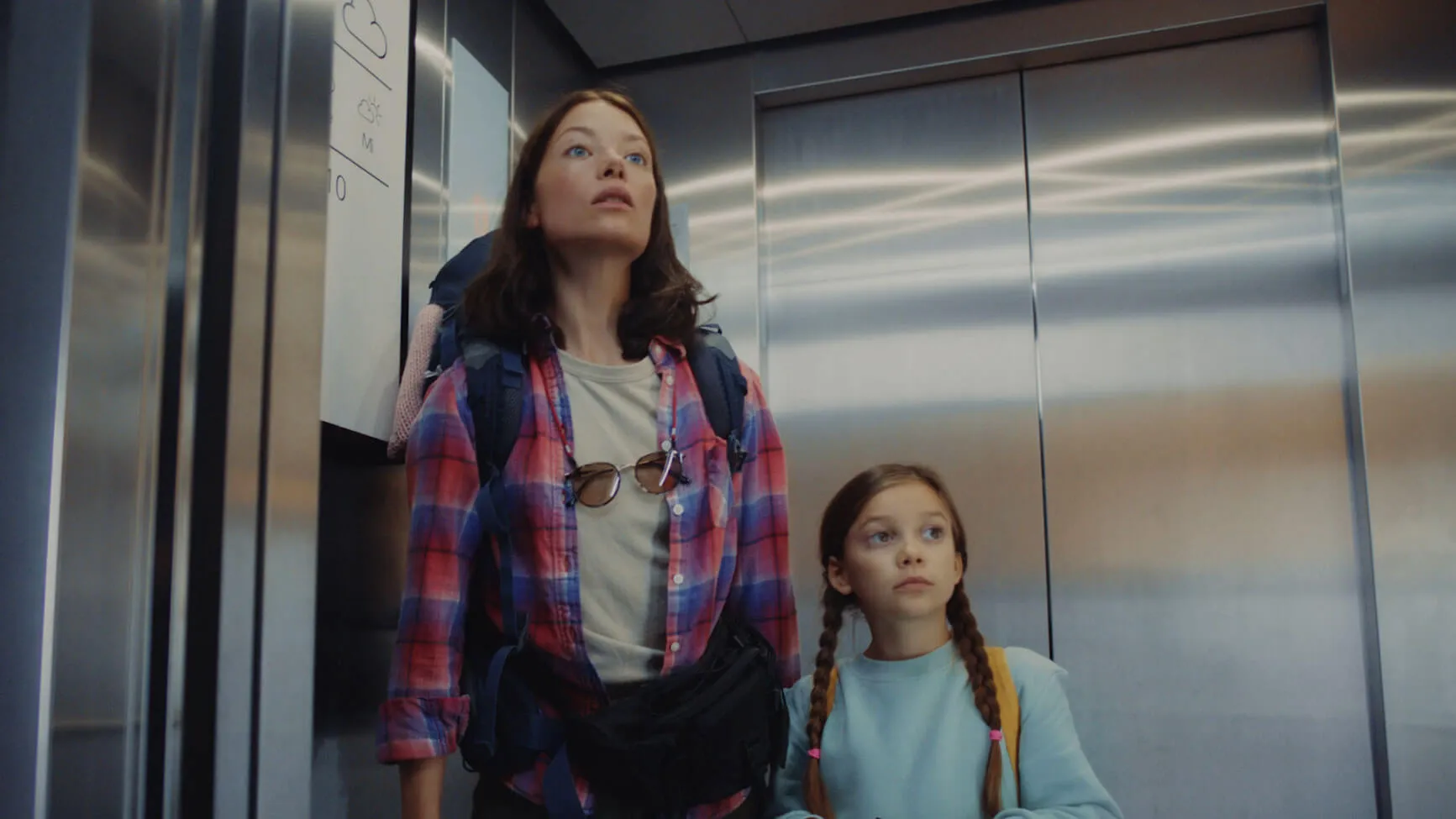 Schindler Frau und Kind in einem Lift – Werbeagentur Zürich