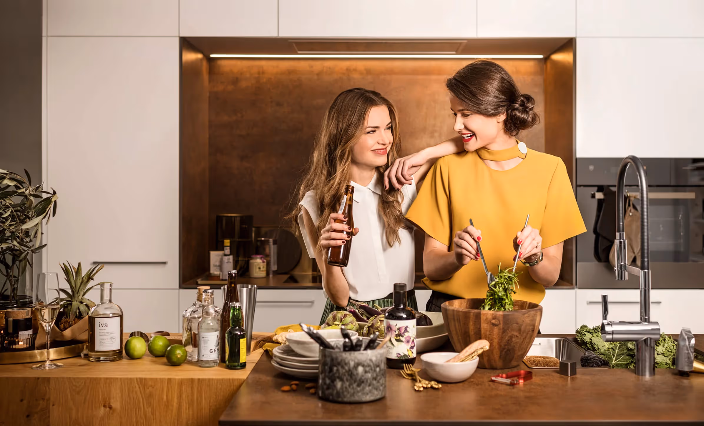 Zwei Frauen in einer Küche am Kochen Quer – Werbeagentur Zürich