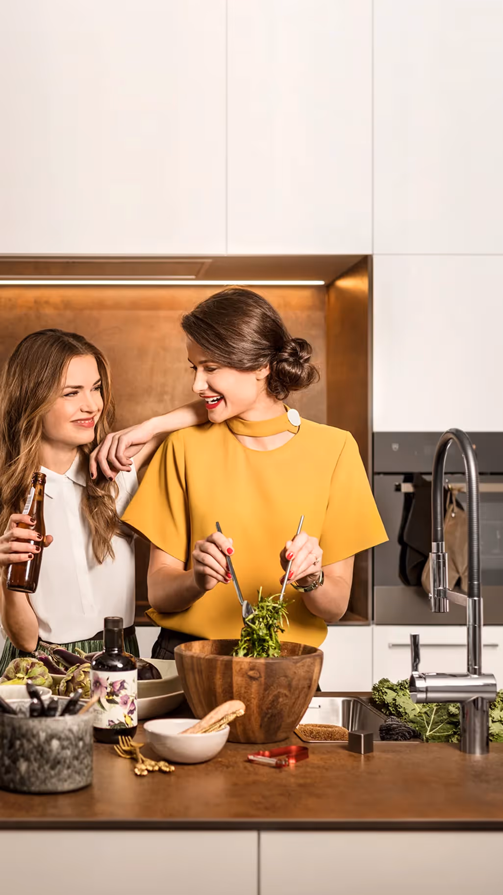 Zwei Frauen in einer Küche am Kochen Hochformat – Werbeagentur Zürich