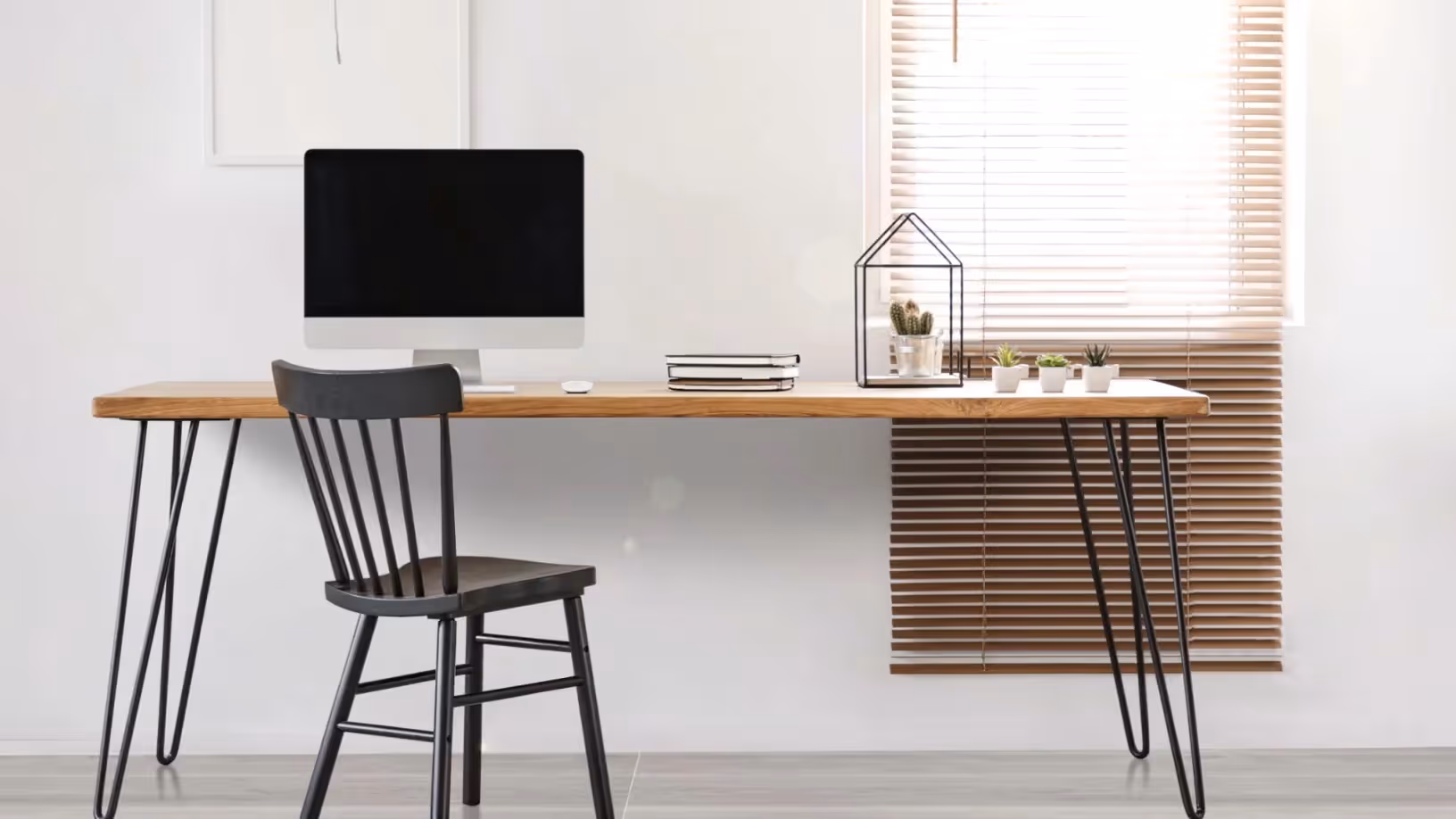 Bürotisch mit Stuhl und Macbook – Agentur Zürich