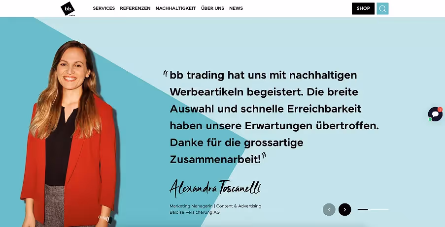Testimonial von Alexandra Toscanelli mit Zitat zu nachhaltigen Werbeartikeln von bb trading, daneben ihr Porträt auf türkisfarbenem Hintergrund.