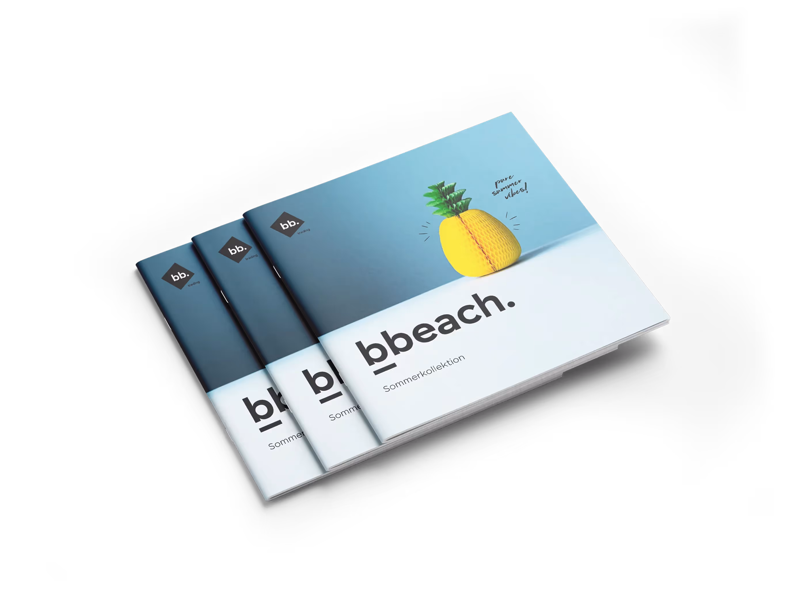 Drei bbeach.-Broschüren mit Covermotiv einer Ananas im Tennisball-Look und Claim „Summer feeling included“.