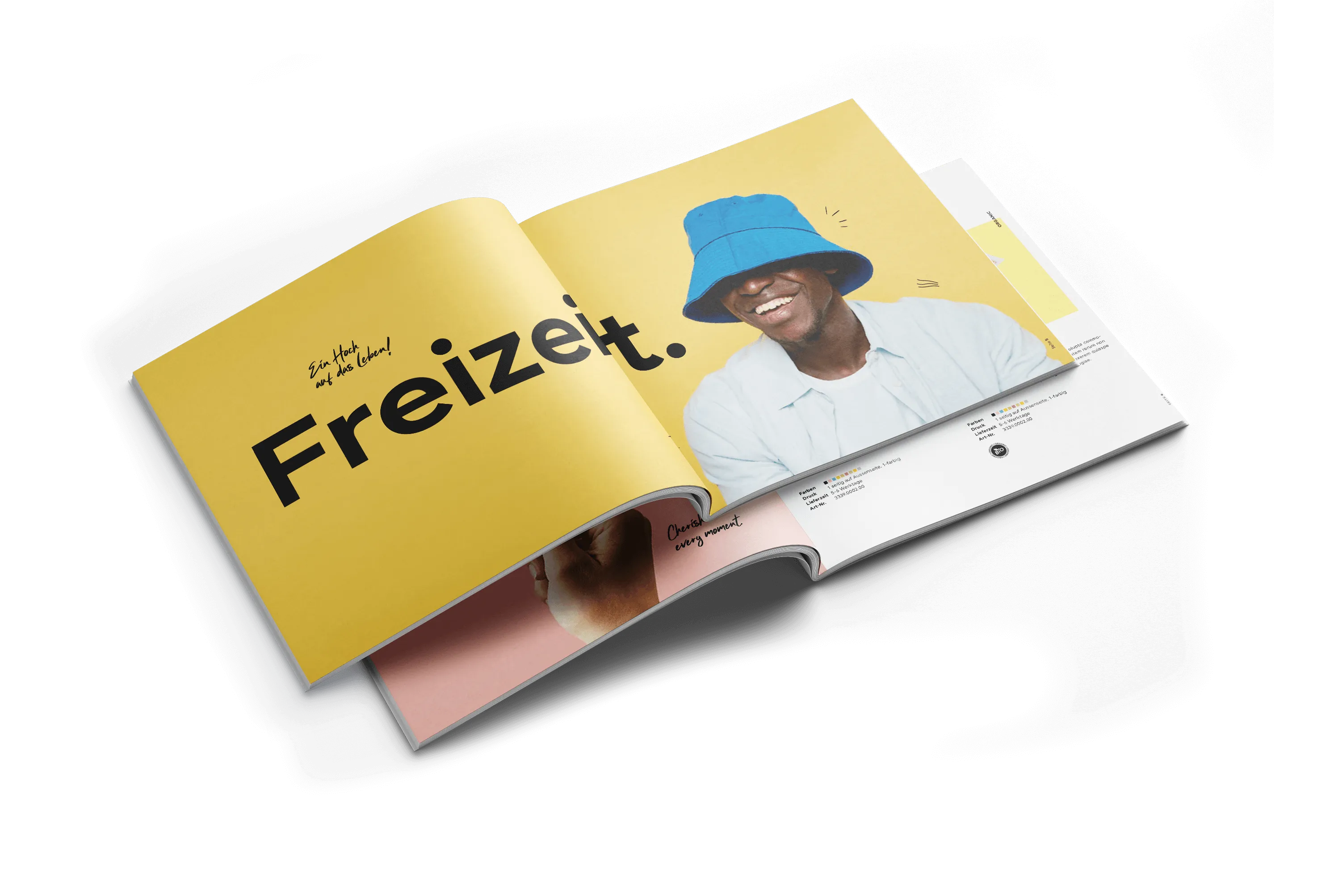 Geöffnete Broschüre mit gelber Doppelseite, großem Schriftzug „Freizeit.“ und lächelndem Mann mit blauem Fischerhut.