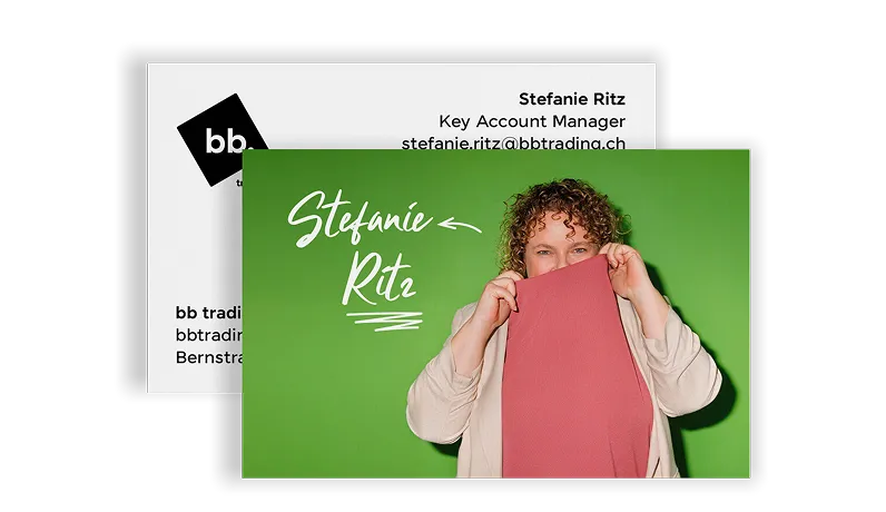 Visitenkarte von Stefanie Ritz mit verspieltem Porträt vor grünem Hintergrund, Key Account Managerin bei bb trading.