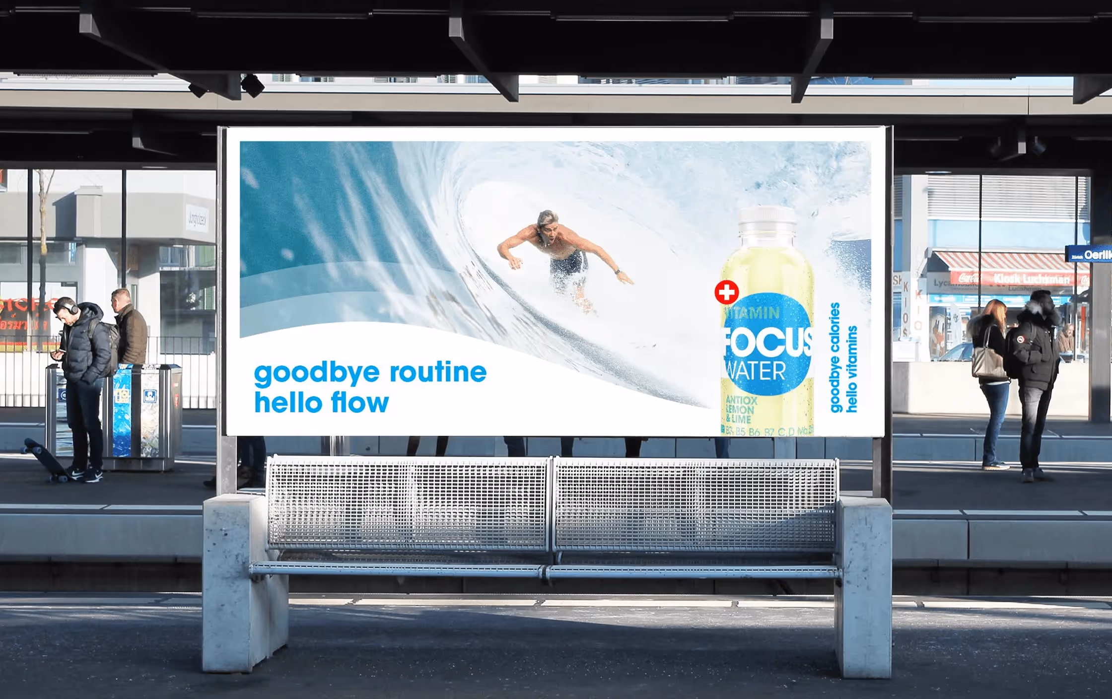 Bushaltestellen-Plakat mit Surfer in Welle, FOCUS WATER „skyberry-coconut“ und Slogan „goodbye routine, hello flow“. Campaigning Agentur Rosarot