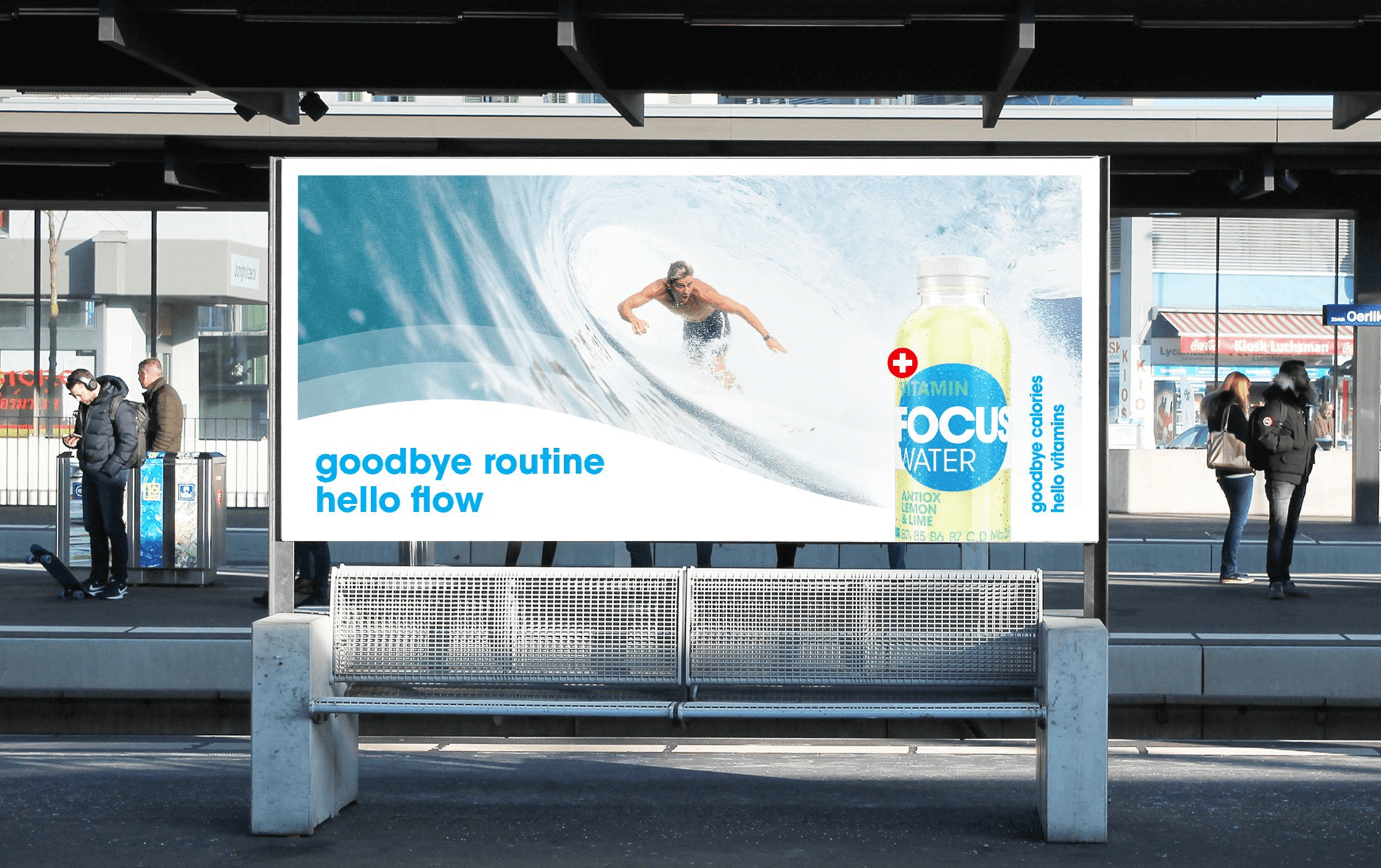 Bushaltestellen-Plakat mit Surfer in Welle, FOCUS WATER „skyberry-coconut“ und Slogan „goodbye routine, hello flow“. Campaigning Agentur Rosarot