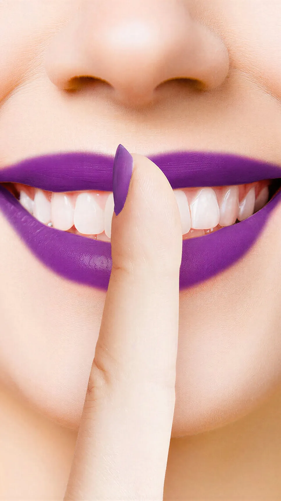Nahaufnahme von violett geschminkten Lippen mit Finger-Geste für Leise