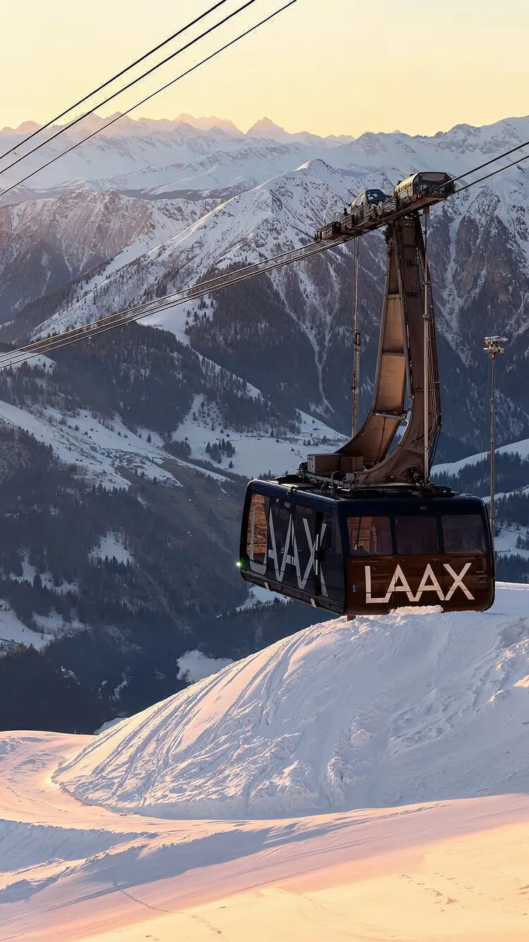 LAAX Bergbahn in winterlicher Alpenlandschaft bei Sonnenuntergang