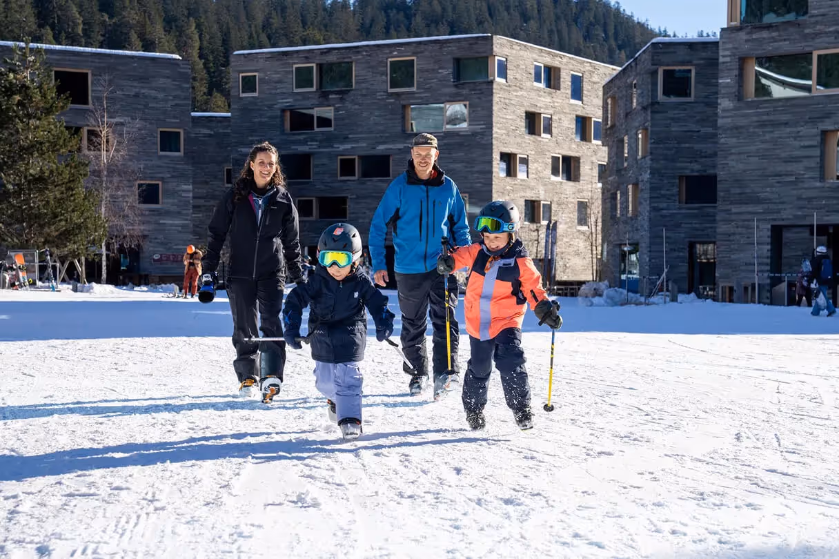 Familie mit Kindern im Schnee beim Winterurlaub in LAAX im Rahmen der CONCORDIA Ferienkampagne