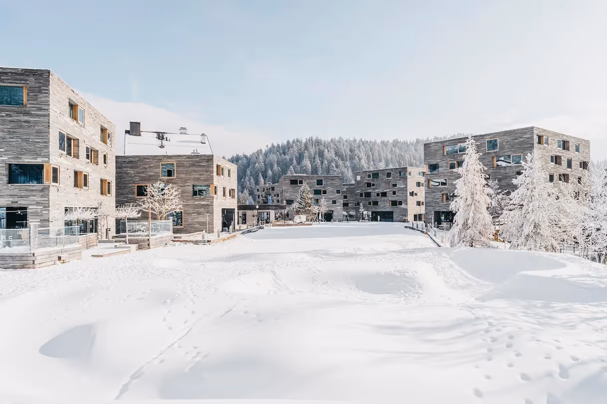 Winterliches Hotelresort in LAAX als Teil der CONCORDIA Ferienkampagne