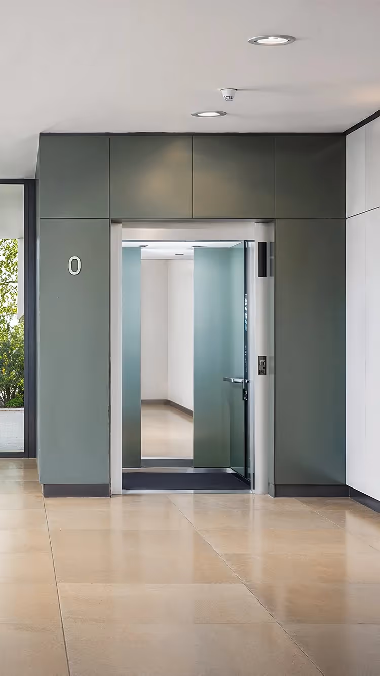 Moderner Personenaufzug von Schindler in hochwertigem Gebäudedesign