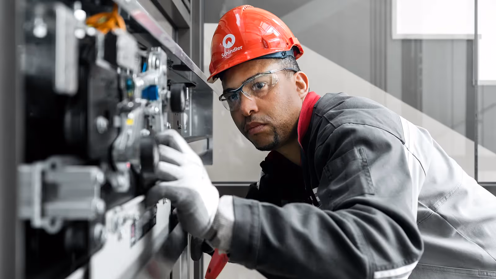 Schindler Techniker bei der Wartung & Modernisierung eines Aufzugssystems