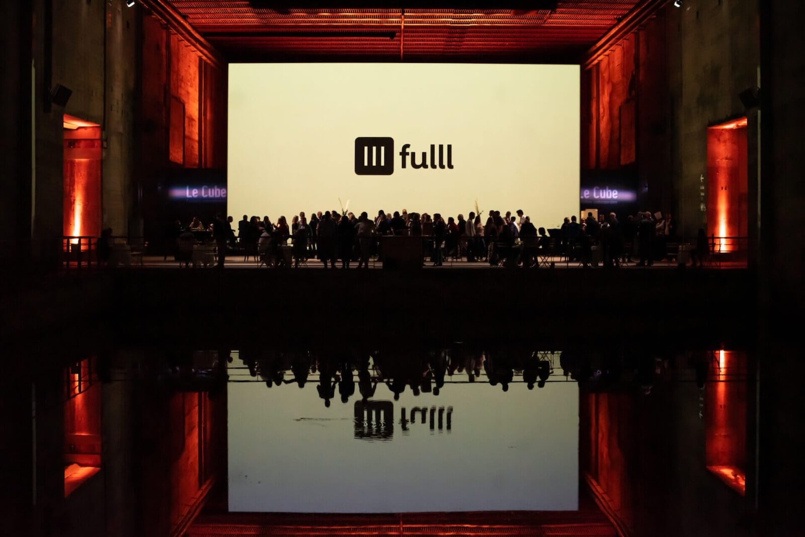 grand écran avec le logo de fulll dans une salle remplie