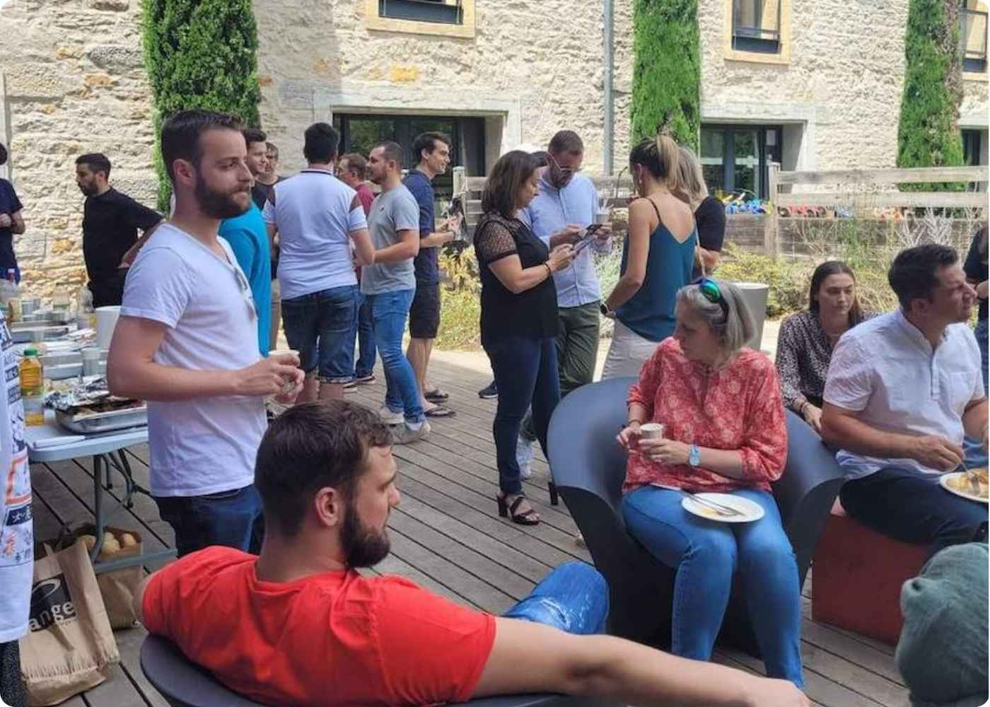 groupe de personnes en extérieur qui parlent