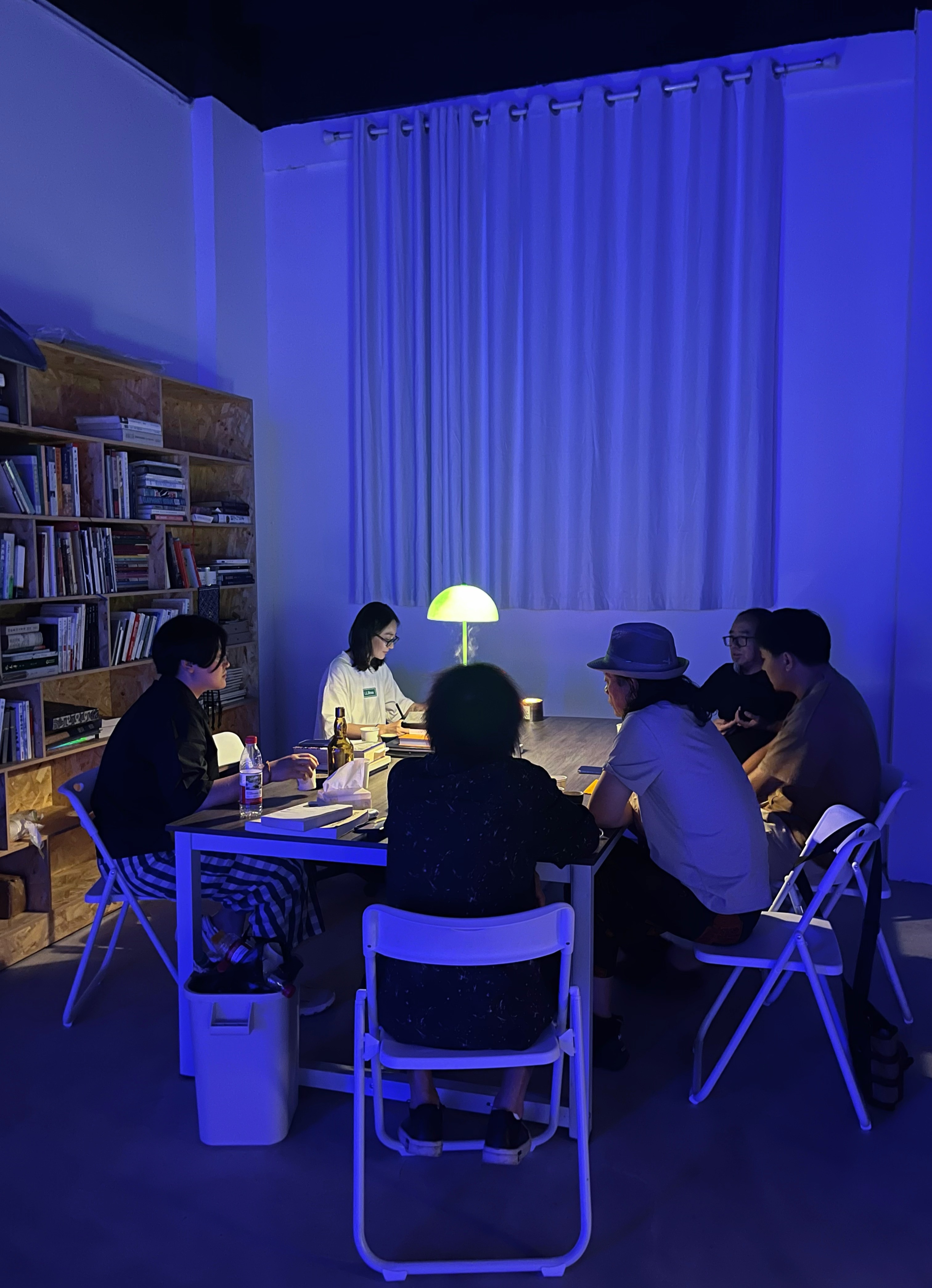 An evening at Baopu·FELT, Room 1, during a visit by Chongqing-based art space Organhaus to FELT in Kaili (凯里), China. Courtesy of Baopu·FELT.