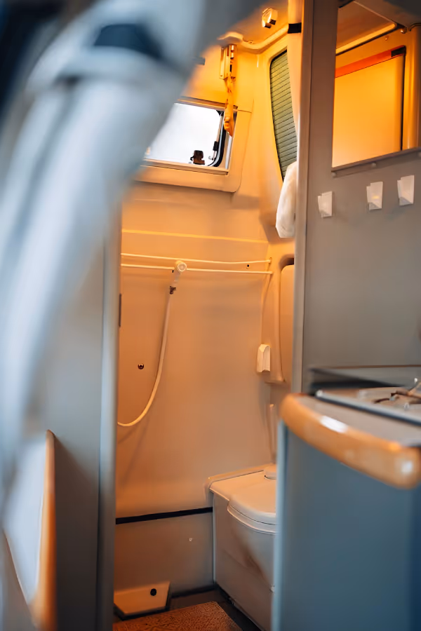 Interior de la camper Mulagua con zona de cocina y aseo