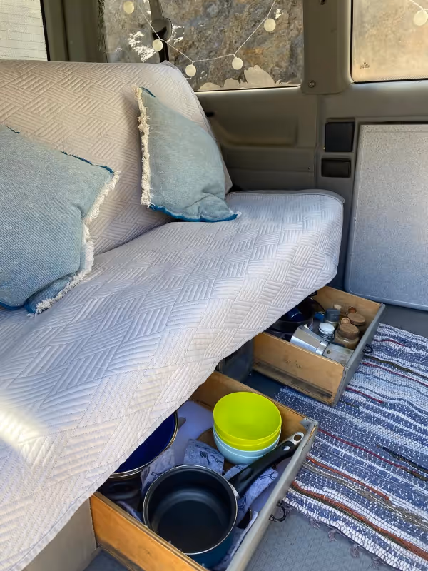 Interior de la camper Hipalán con cama y cajones de almacenaje