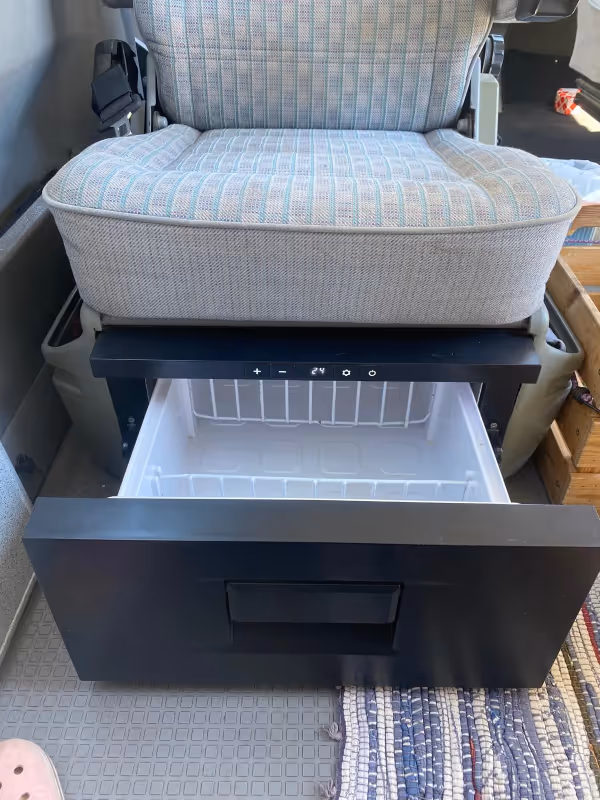 Cajón de almacenaje bajo el asiento en la camper Hipalán