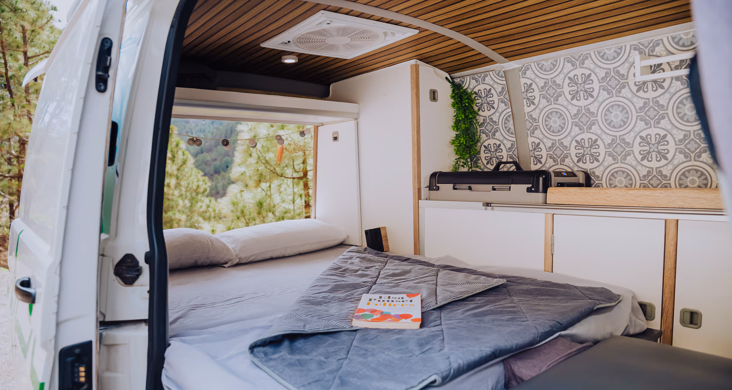 Cama montada en el interior de la camper La Guancha