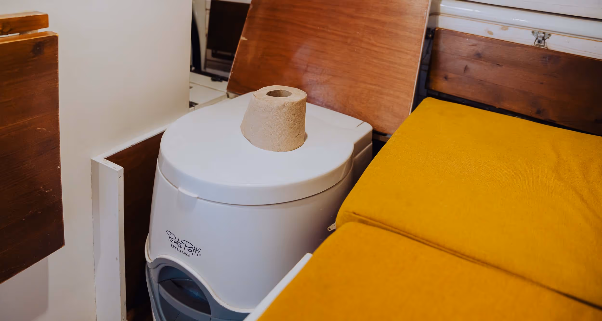 Detalle del aseo portátil en la camper Majona junto a la zona de cama.