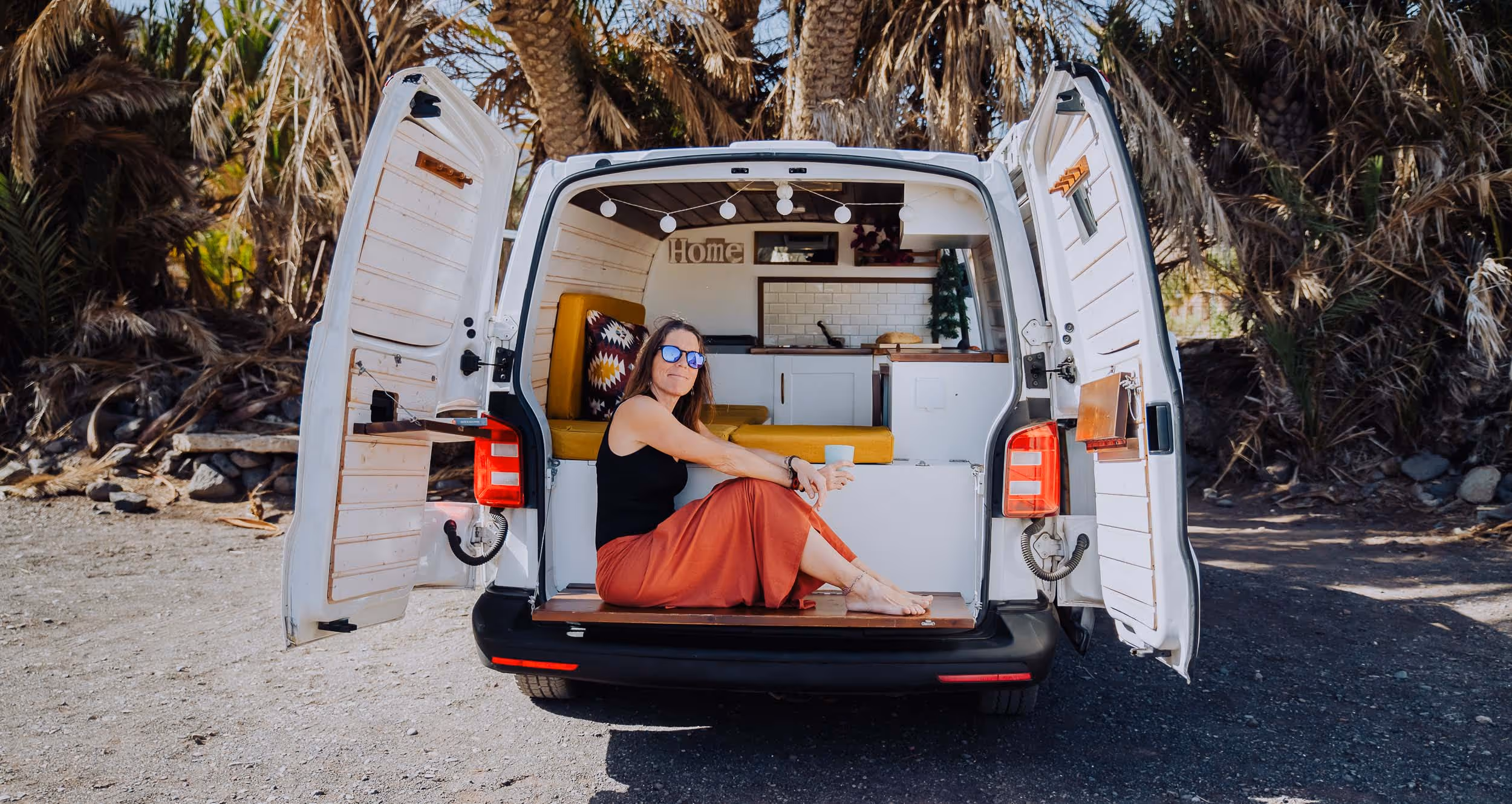 Camper Majona con puertas traseras abiertas y el interior visible.