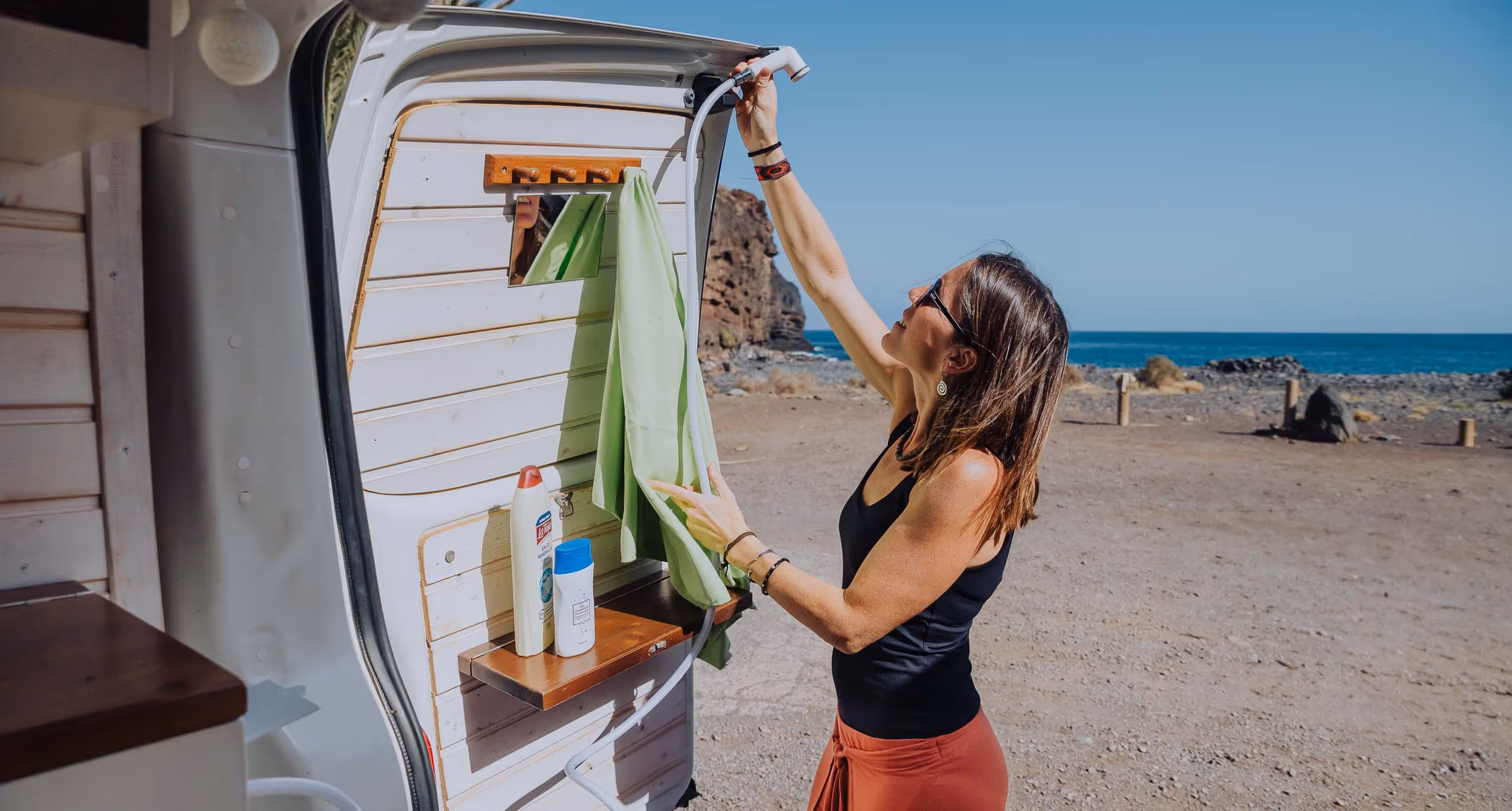 Ducha exterior en la camper Majona junto a la costa de La Gomera.