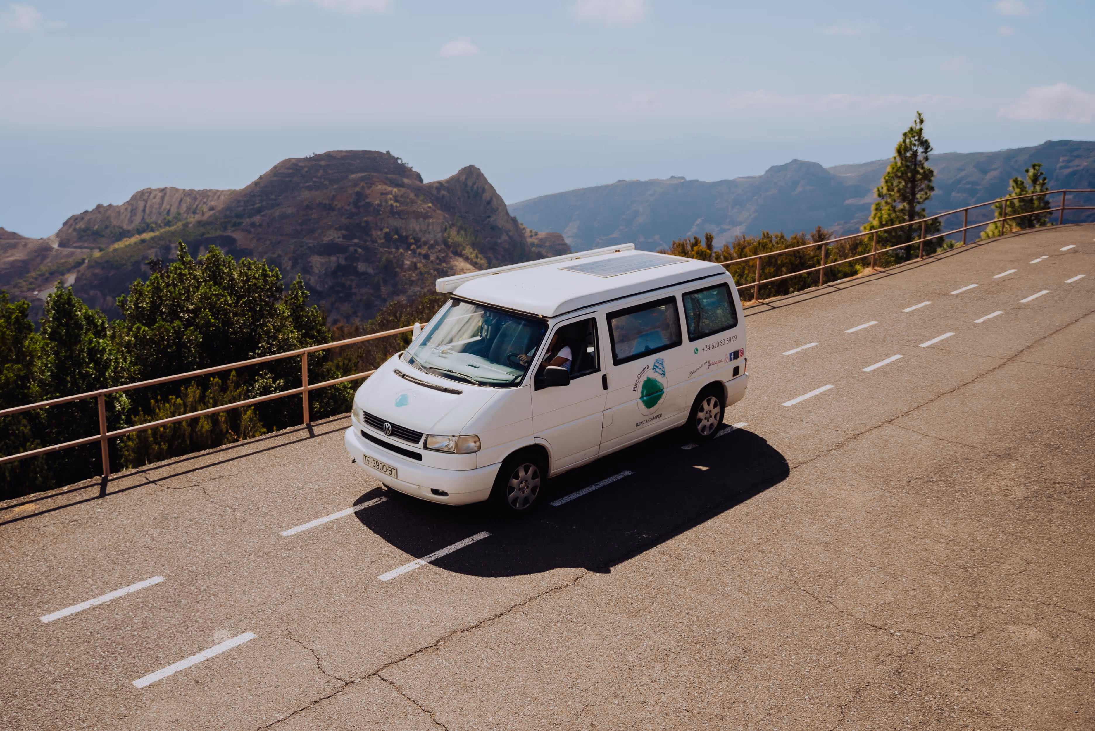 Camper Agana en carretera con paisaje de La Gomera al fondo.