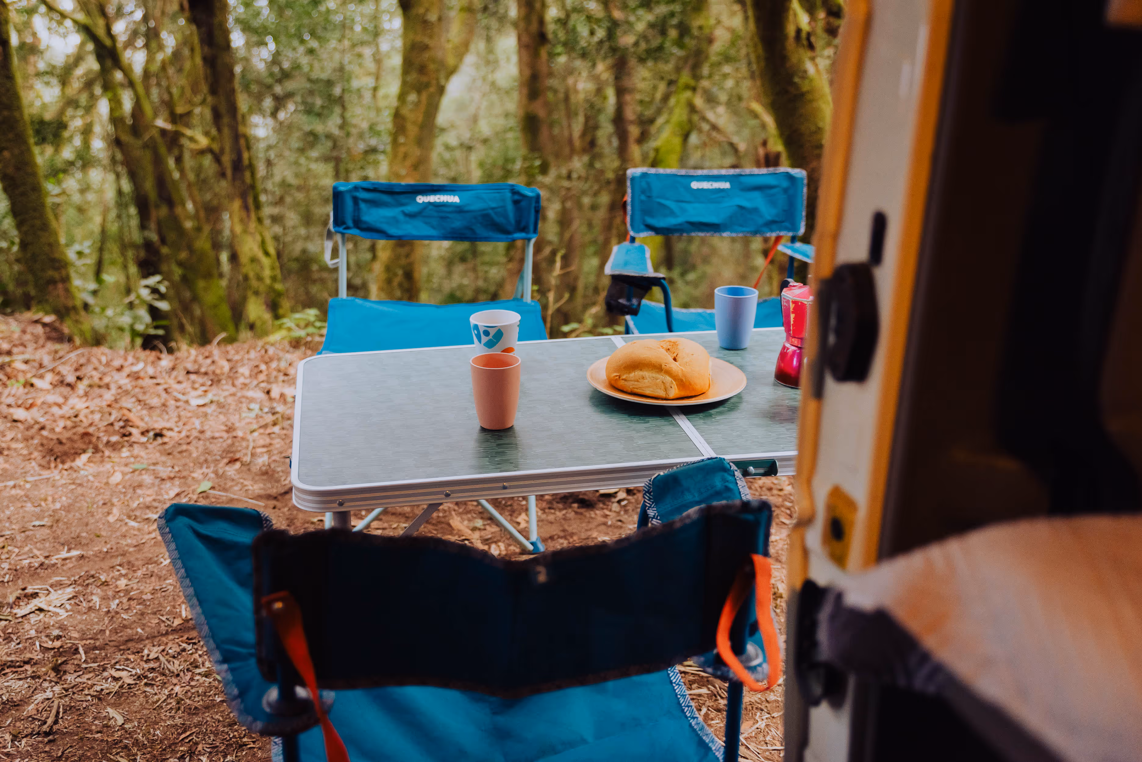 Mesa y sillas de camping vistas desde la camper Agana.