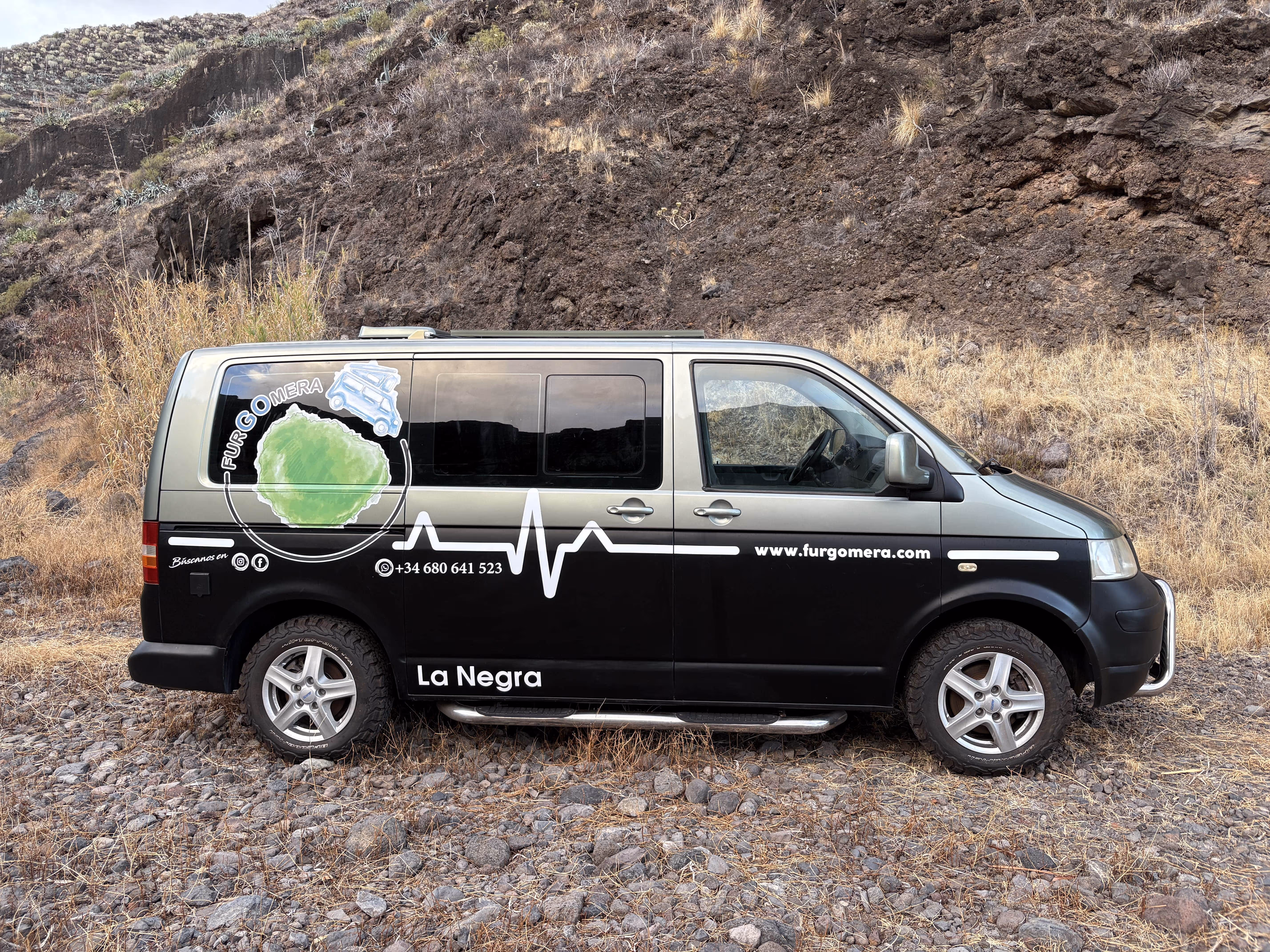 Camper La Negra aparcada en un camino de tierra en La Gomera.