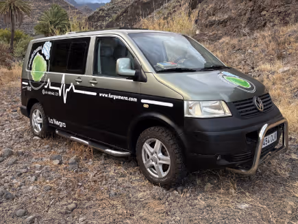 Camper La Negra aparcada en un camino de tierra en La Gomera.