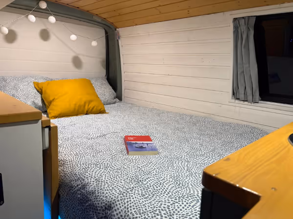 Detalle de la cama en la camper Avalo con almohadas.