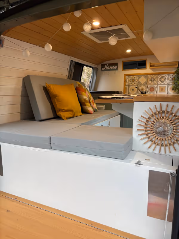 Zona de cama en el interior de la camper Avalo.