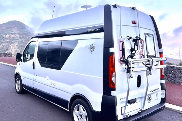 Vista trasera de la camper Avalo con portabicicletas.