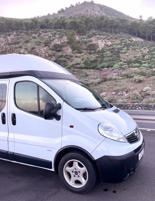 Camper Avalo aparcada en una carretera de La Gomera.