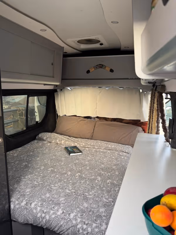 Interior de la camper Avalo con la cama montada.