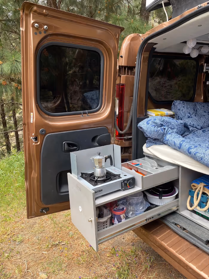 Cocina extraíble de la camper Arguamul, con fregadero y espacio de almacenaje.