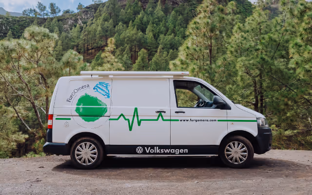 Camper La Guancha aparcada en un entorno natural en La Gomera.