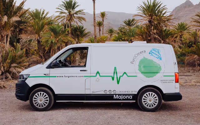 Camper Majona aparcada con palmeras al fondo en La Gomera.