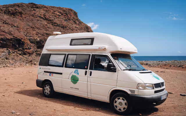 Camper Mulagua aparcada junto al mar en La Gomera.