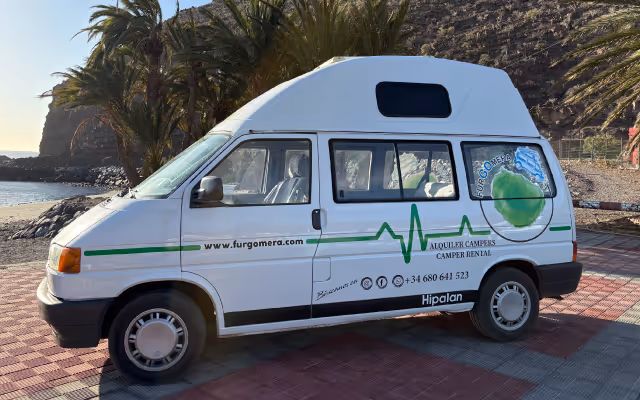 Camper Hipalán de Furgomera aparcada junto a la costa en La Gomera.